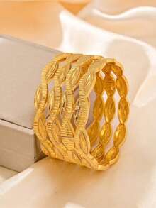 Juego de 4 piezas de brazaletes apilables con estilo árabe vintage, chapados en oro de 21K, con grabado de hoja, textura y borde ondulado, adecuados para el uso diario y celebraciones de mujeres - Amarillo Oro - Ver 10