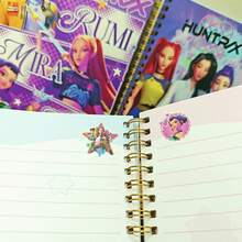 Hasbro 1本 K-Pop 風格精緻筆記本－高品質日記本／韓系學生計畫本，彩色內頁配厚實線格紙，耐用硬殼設計，適合學習、辦公或手帳記錄，隨機發貨不同顏色與款式，趣味設計，螺旋裝訂 - A - 查看 9