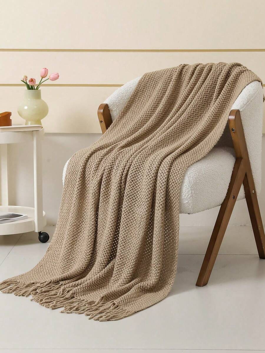 Manta tejida de punto en tono caqui versátil Ideal para siestas relajantes, decoración otoñal y estilo casual chic. Diseñada con flecos elegantes en los bordes para un toque artesanal y contemporáneo. Perfecta para sofás, sillones, camas o como elemento decorativo en dormitorios, salas de estar o espacios acogedor - Caqui - Ver 1