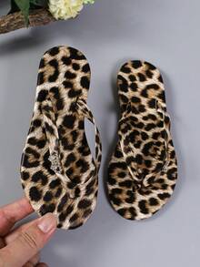 1 Pair Girls Leopard Print Butterfly Rhinestone Decor Flip Flop Sandals, Children Summer Beach Daily Vacation Shoes - Brown - View 3