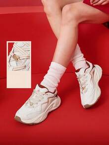 XTEP Sepatu sneakers platform tebal untuk wanita, ringan, serbaguna, dan kasual sporty. - Warna putih keabu-abuan/karat - View 1
