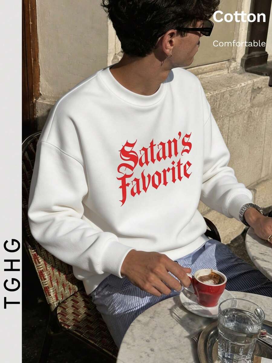تي شيرت رجالي خفيف الوزن بأكمام طويلة وياقة دائرية، مطبوع من الأمام بنص "Satan's Favorite" باللون الأحمر بأسلوب قوطي - أبيض - مشاهدة 1