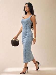 Vestido de mezclilla midi, ajustado, hombros descubiertos y cuello cuadrado - azul claro lavado - Ver 3