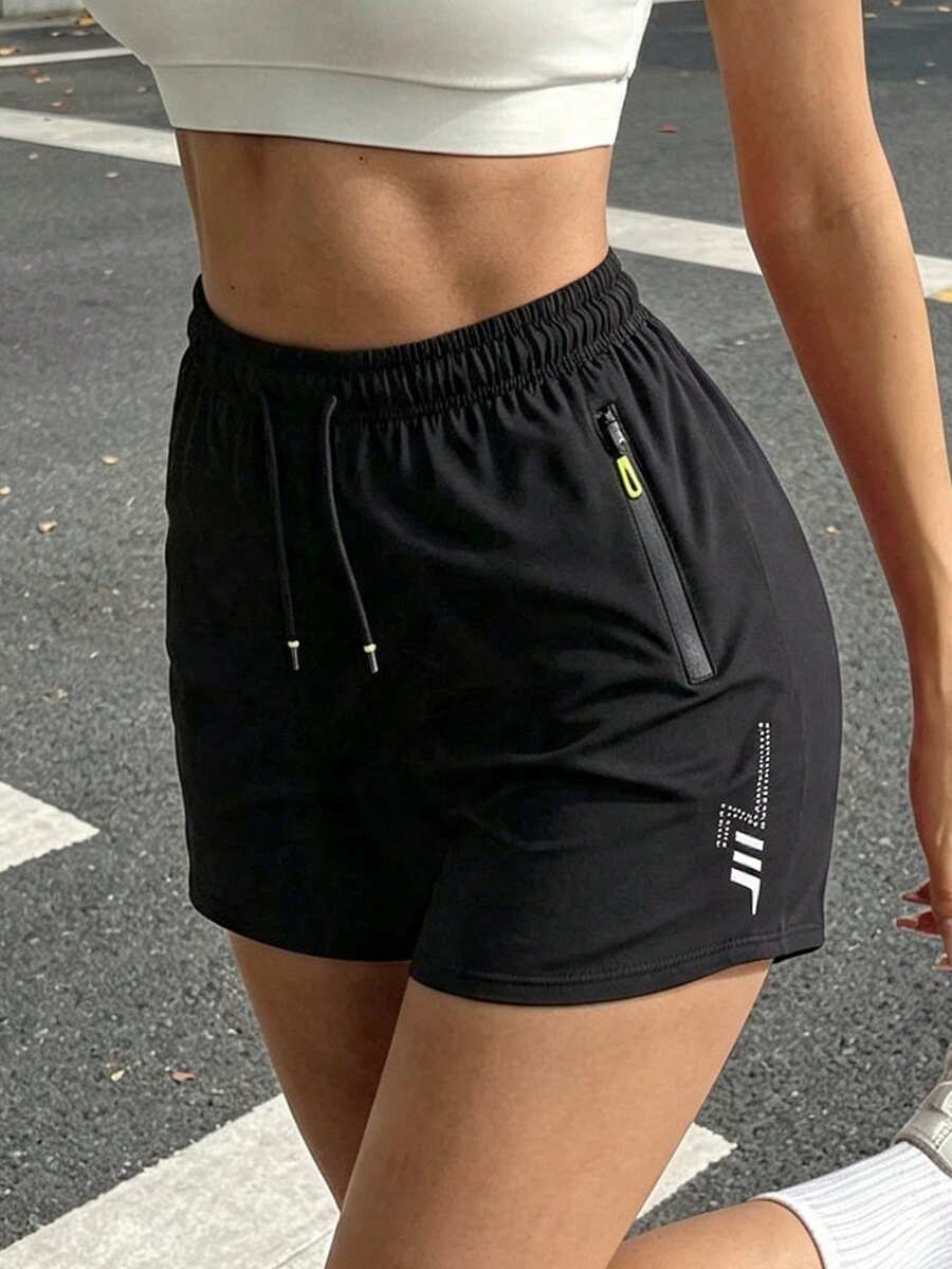 女款高腰 3/4 短褲，休閒戶外快乾短褲，附彈性腰帶與金屬拉鍊頭裝飾，運動黑色