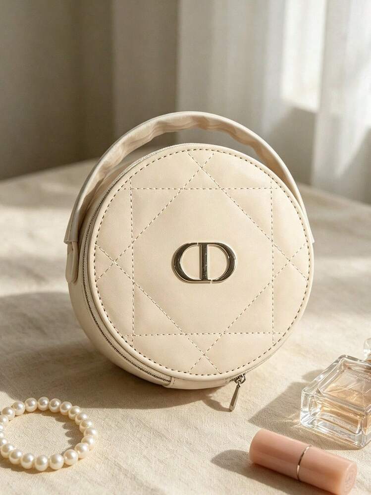 Dior 絎縫圓形化妝包，金屬 Logo 拉鍊開合，便攜旅行彩妝收納包，附頂部提把，女性美容收納禮品 - 粉色 - 查看 3