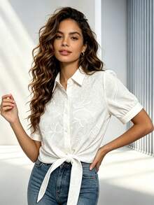Camisa corta de mujer con estampado floral bordado, cuello solapa y manga corta abullonada, nudo ajustable en bajo para silueta estilizada y tejido fresco de verano diario. - Blanco - Ver 3