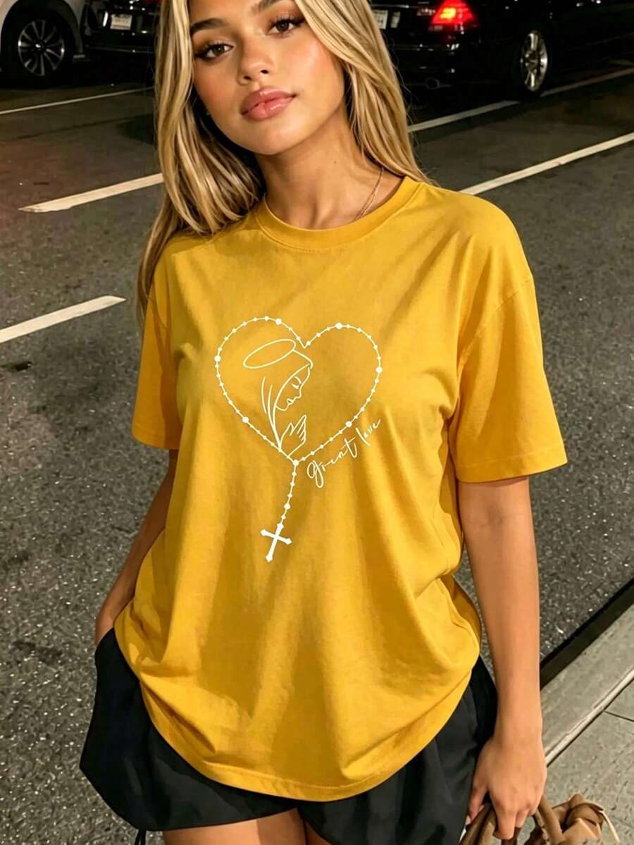 Camiseta de manga corta para mujer, estampado línea corazón con rosario y virgen, diseño religioso, top inspirador, blusa informal para uso diario - Amarillo - Ver 1