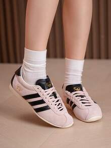 女款休閒鞋 Adidas ANFU 輕量日常舒適休閒鞋復古薄底 T 型鞋頭鞋款 KJ3955 - 淺粉/黑色/乳白色 - 查看 1