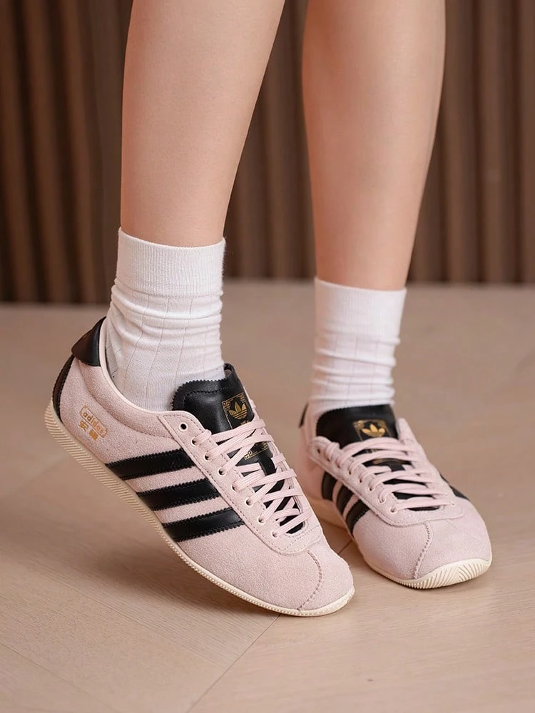 女款休閒鞋 Adidas ANFU 輕量日常舒適休閒鞋復古薄底 T 型鞋頭鞋款 KJ3955 - 淺粉/黑色/乳白色 - 查看 1