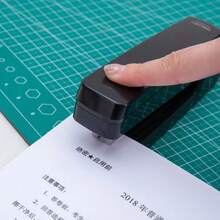 360°旋轉搖臂訂書機，25張容量，單件裝或附1000枚訂書針，ABS耐用設計，適用於辦公室/居家/學校（黑白） - 黑色 - 查看 9