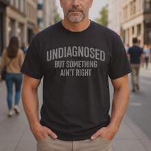 No está diagnosticado, pero algo anda mal. Camiseta humorística con una cita sarcástica. - Negro - Ver 1