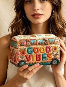 新款 2D「GOOD VIBES」巴士森林圖案絎縫化妝包，輕量便攜、可堆疊收納；採用透氣網布與可水洗內裡製成；適合收納化妝刷、口紅、保養瓶、珠寶等小物，滿足日常收納、過夜旅行、度假與健身房收納需求，是旅行愛好者的理想選擇，幫您整齊便捷地整理小物品 - 彩色 - 查看 3