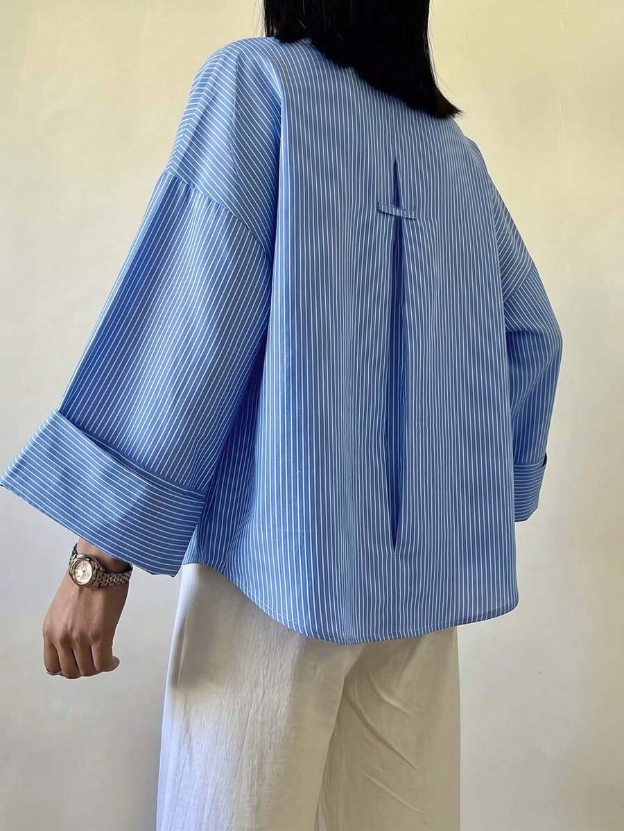 大尺碼藍色細條紋鈕扣襯衫,落肩設計,腕長袖,修身下擺,時尚百搭 - 細條藍色 - 查看 1