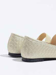 Pearlescent Gold Rhombus Embossed Split Toe Pig-Toe Mary Jane Women's Shoes With Elastic Band Flat Luxury Style Low Vamp Slouchy Shoes - Gold - View 5