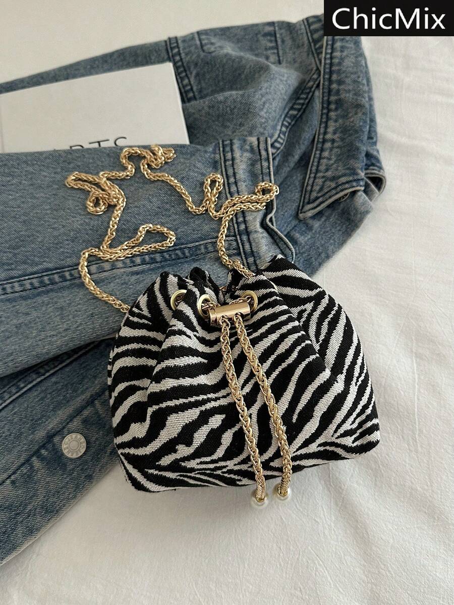 Bolso bandolera de cubo mini con cadena y estampado de rayas en contraste - Blanco y Negro - Ver 1
