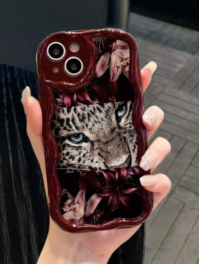 1pc Burgundy Wavy Frame TPU Phone Case, Leopard Head & Dark Tone Lily Floral Print Design, Raised Camera Lens Anti-Drop Frame, Soft Protective Cover, Vintage Cool Style, Daily Fashion Accessory Gift Choice, Compatible With 16 Pro Max, 16, 16 Pro, 16 Plus, 14 Pro Max, 17, 17 Pro, 17 Pro Max, Romantic Gift For Girlfriend