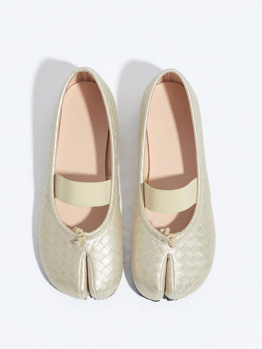 Pearlescent Gold Rhombus Embossed Split Toe Pig-Toe Mary Jane Women's Shoes With Elastic Band Flat Luxury Style Low Vamp Slouchy Shoes - Gold - View 1