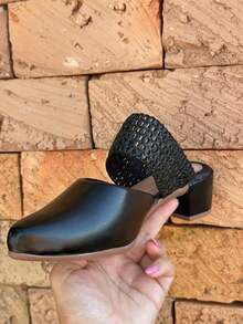 Mule Feminino Linha Premium Madri Bico Fino Salto Grosso Casual Chic - Preto - Visão 3