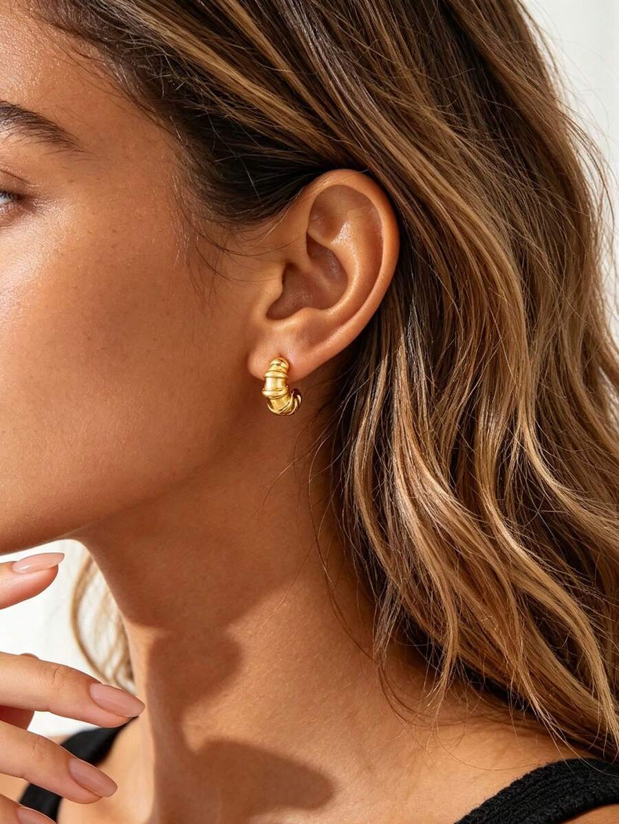 French Croissant C-Shaped Gold Hoop Earrings For Women, Vintage Ribbed Pleated Open Hoop Earrings, Niche Creative 3D Design Earrings, Minimalist Premium Commuter Accessory, Beach Vacation Vibe Outfit Piece, Influencer Style, Versatile And Timeless, Suitable For Daily Wear And Gifting - Croissant C-shaped Hoop Earrings - View 1