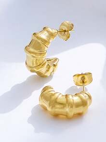 French Croissant C-Shaped Gold Hoop Earrings For Women, Vintage Ribbed Pleated Open Hoop Earrings, Niche Creative 3D Design Earrings, Minimalist Premium Commuter Accessory, Beach Vacation Vibe Outfit Piece, Influencer Style, Versatile And Timeless, Suitable For Daily Wear And Gifting - Croissant C-shaped Hoop Earrings - View 3