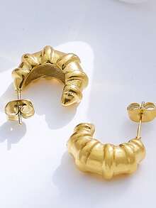 French Croissant C-Shaped Gold Hoop Earrings For Women, Vintage Ribbed Pleated Open Hoop Earrings, Niche Creative 3D Design Earrings, Minimalist Premium Commuter Accessory, Beach Vacation Vibe Outfit Piece, Influencer Style, Versatile And Timeless, Suitable For Daily Wear And Gifting - Croissant C-shaped Hoop Earrings - View 2