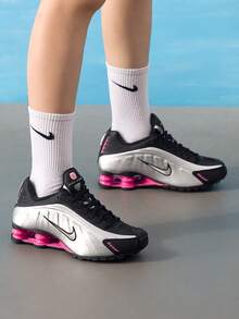 女款休閒運動鞋 NIKE SHOX R4 舒適透氣緩震跑步休閒鞋 AR3565-012 - 黑/金屬銀/亞紫粉 - 查看 2