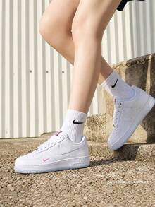 Nike 女款 W AIR FORCE 1 '07 低筒運動休閒鞋 IV4453-100 - 淺粉色 - 查看 2