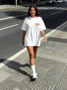 大尺碼女款 Saufi Saufi Social Club 啤酒派對圖案長版 T-shirt，春夏休閒上衣 白色 - 白色 - 查看 3