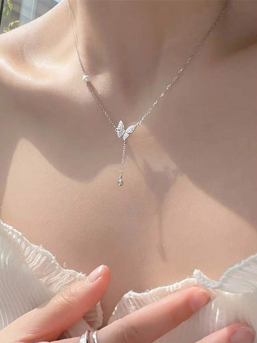輕奢閃亮水鑽蝴蝶吊墜項鍊,小眾流蘇吊飾設計,百搭裝飾頸鍊,適合女性通勤穿搭 - 銀色 - 查看 1