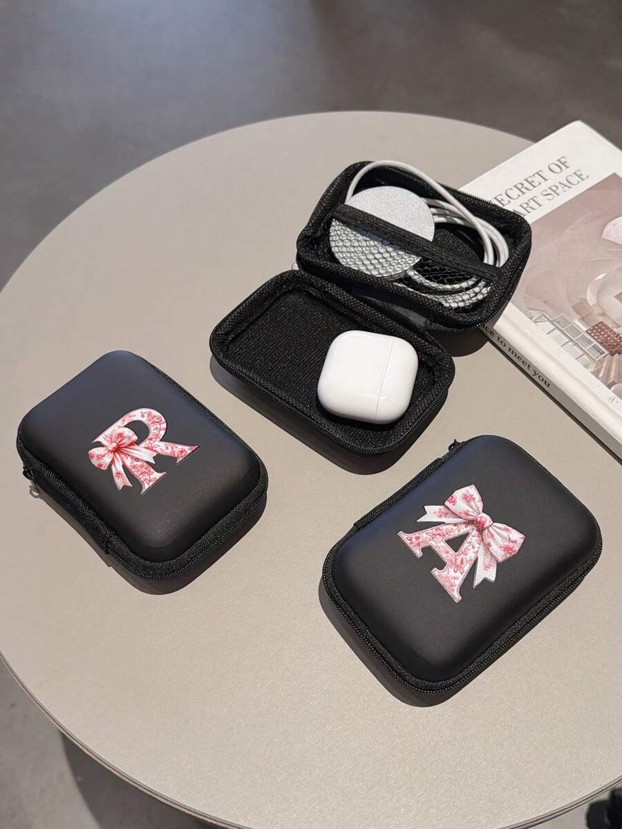 1件裝印花數據線收納袋,拉鍊開合,黑色底色配彩色花卉、26個蝴蝶結與大寫字母A/B/C/D/E/F/G/H/Y/J/K/L/M/N/O/P/Q/R/S/T/U/V/W/S/Y/Z圖案,彩繪印花,便攜式數據線/充電器/耳機收納袋 - 彩色 - 查看 1