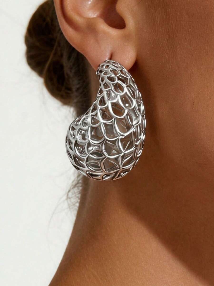 1 Pair Women's Luxury Hollow Metal Water Drop Earrings, Vintage Gold Striped Design, Exaggerated Style Suitable For Commute, Evening Party And Daily Wear, Elegant - Silver - View 1