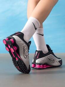 女款休閒運動鞋 NIKE SHOX R4 舒適透氣緩震跑步休閒鞋 AR3565-012 - 黑/金屬銀/亞紫粉 - 查看 5
