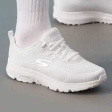 Skechers Sepatu lari wanita seri GO RUN dengan teknologi flyknit yang bernapas, ringan, anti selip, dan bantalan yang nyaman. - Putih - View 2