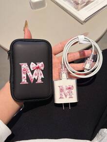 美標 20W 充電器收納包與保護殼套組（1 個線材收納包 + 1 個充電頭保護殼 + 2 個線材接頭保護殼 + 1 個線材紮帶），UV 印刷蝴蝶結與 26 個字母圖案，相容 Apple 快充充電器 - 彩色 - 查看 6