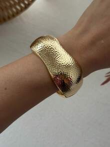 Exaggerated Geometric Textured Gold Bracelet Set, Asymmetrical Wavy Hammered Cuff Bangles, Personalized Layered Accessories - Gold - View 13
