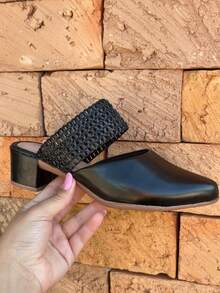 Mule Feminino Linha Premium Madri Bico Fino Salto Grosso Casual Chic - Preto - Visão 4