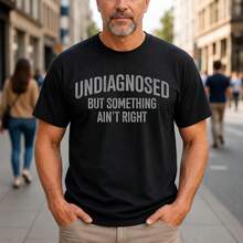 No está diagnosticado, pero algo anda mal. Camiseta humorística con una cita sarcástica. - Negro - Ver 6