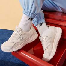 Skechers 女士GO RUN 透氣網布緩震耐磨防滑跑步鞋 - 卡其色 - 查看 2