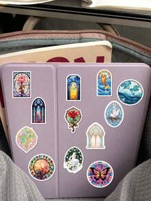 50入巴洛克風彩繪窗貼，復古哥德式彩繪玻璃圖案，拱窗框配花卉與人物設計，適用於剪貼簿、筆記本、收納盒、行李箱、滑板、頭盔、電腦DIY裝飾 - 7*6*1 - 查看 6