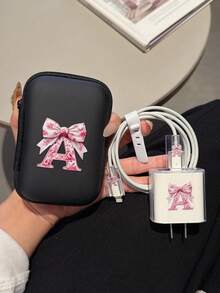 美標 20W 充電器收納包與保護殼套組（1 個線材收納包 + 1 個充電頭保護殼 + 2 個線材接頭保護殼 + 1 個線材紮帶），UV 印刷蝴蝶結與 26 個字母圖案，相容 Apple 快充充電器 - 彩色 - 查看 4