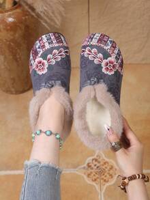 新款中式波希米亞風刺繡花卉女款短靴,復古青蛙鈕扣拼接平底套腳踝雪靴,適合戶外穿著 - 灰色 - 查看 2