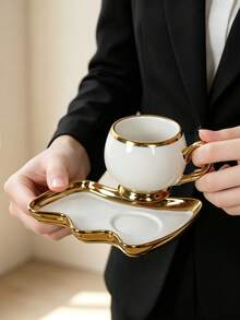 Set Cangkir dan Piring Espresso Italia Berbingkai Emas yang Indah, Cangkir Kopi Mini Porselen Putih 80ml, Cangkir dan Piring Asimetris Bergelombang Berlapis Emas Penuh, Gaya Vintage Mewah Eropa, Cocok untuk Dapur Rumah, Pojok Kopi, Teh Sore, Peralatan Makan Rumah, Hadiah Pesta Rumah Baru - Putih - View 1