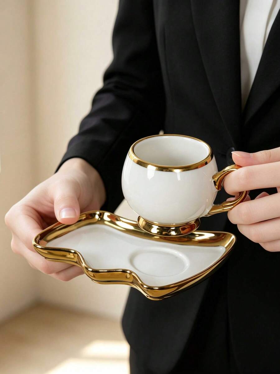 Set Cangkir dan Piring Espresso Italia Berbingkai Emas yang Indah, Cangkir Kopi Mini Porselen Putih 80ml, Cangkir dan Piring Asimetris Bergelombang Berlapis Emas Penuh, Gaya Vintage Mewah Eropa, Cocok untuk Dapur Rumah, Pojok Kopi, Teh Sore, Peralatan Makan Rumah, Hadiah Pesta Rumah Baru - Putih - View 1