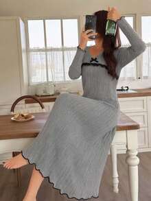 Gaun Santai Wanita Model Slimming dengan Lengan Panjang Bergaris Abu-abu Lembut, Kerah V, Patchwork Renda Hitam, dan Pita untuk Musim Semi dan Gugur - Grey - View 4