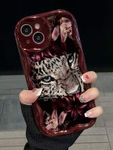 1 قطعة بطانية هاتف TPU بإطار متموج باللون العنابي، تصميم طباعة رأس نمر وزهور الزنبق ذات اللون الداكن، إطار عدسة الكاميرا المرتفع مضاد للسقوط، بطانية واقي ناعم، أسلوب عتيق بارد، إكسسوار موضة يومي خيار هدية، متوافق مع 16 Pro Max و16 و16 Pro و16 Plus و14 Pro Max و17 و17 Pro و17 Pro Max، هدية رومانسية للصديقة - الاحمر - مشاهدة 4