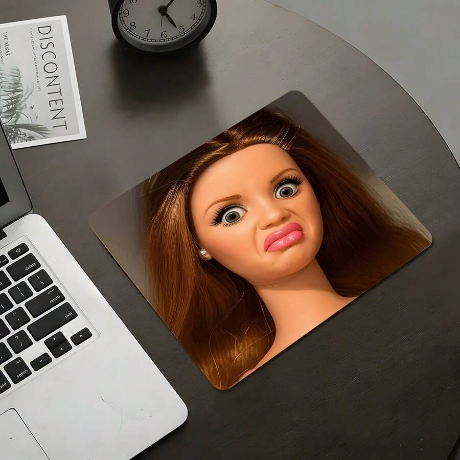 Mouse Pad Persegi Bergambar Boneka Cemberut Lucu, Desain Pola Ekspresi Wajah yang Humoris dan Ceria, Alas Pelindung Dekorasi Meja yang Menarik Perhatian, Alas Kantor Karet Anti Selip dengan Tepi Terkunci, Ukuran Kecil Cocok untuk Laptop, Komputer Desktop, Gaming, Kantor, dan Penggunaan Sehari-hari - View 1