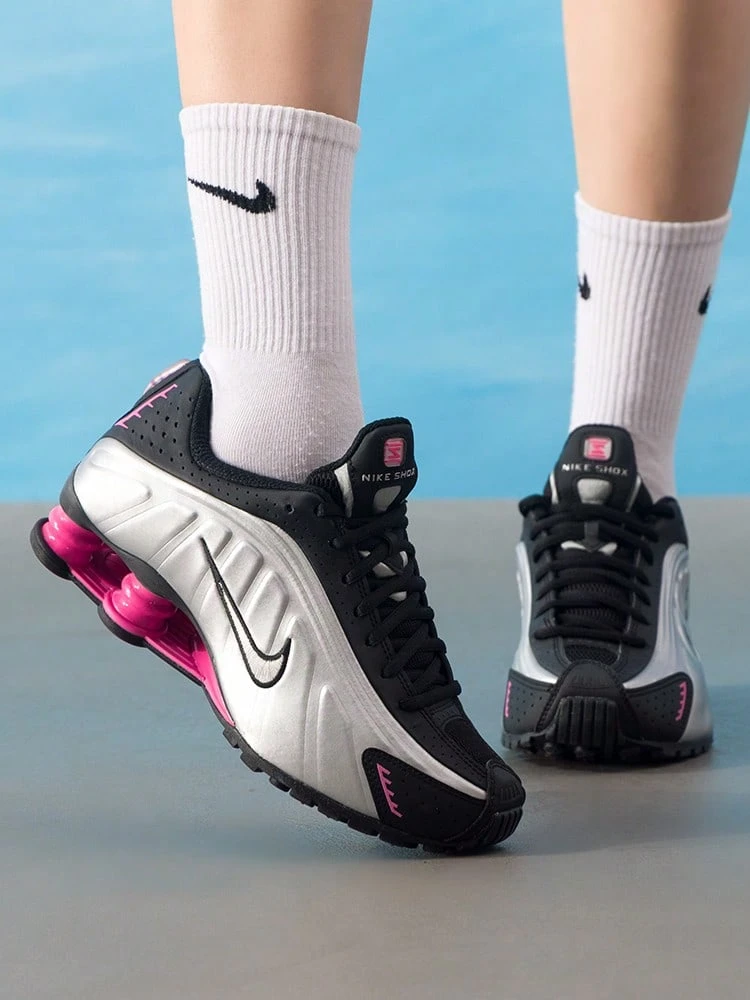 女款休閒運動鞋 NIKE SHOX R4 舒適透氣緩震跑步休閒鞋 AR3565-012 - 黑/金屬銀/亞紫粉 - 查看 1