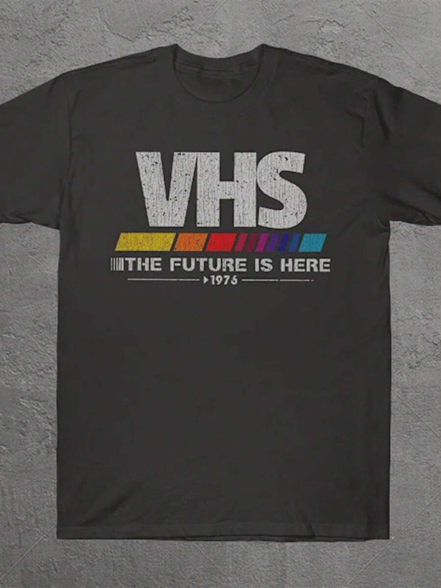 Camiseta retro para hombre inspirada en películas de VHS - diseño de los años 70 que dice que el futuro ha llegado - Camiseta negra con letras blancas, perfecta para amantes del cine. - Negro - Ver 1