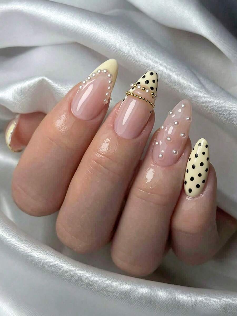 10片杏仁形手工穿戴甲,附全套美甲工具,奶油黃波點珍珠法式美甲,裸色底色配奶油黃法式邊緣,黑色小波點元素,飾有3D珍珠、金色金屬鍊條與金屬彎曲條,溫柔清新韓系風格,亮澤水潤質感,甜美日常百搭,可重複使用 - 黃色 - 查看 1