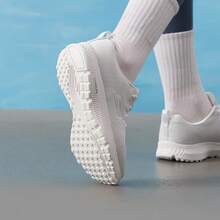 Skechers Sepatu lari wanita seri GO RUN dengan teknologi flyknit yang bernapas, ringan, anti selip, dan bantalan yang nyaman. - Putih - View 5